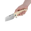 Main tenant un couteau pliant CHKNIFE à lame style couperet et manche beige, parfait EDC.
