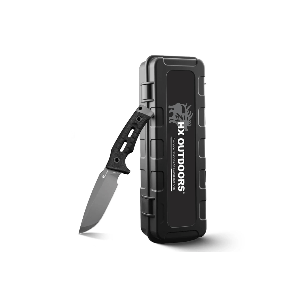 Couteau de survie HX Outdoors noir avec son étui de protection rigide sur fond blanc