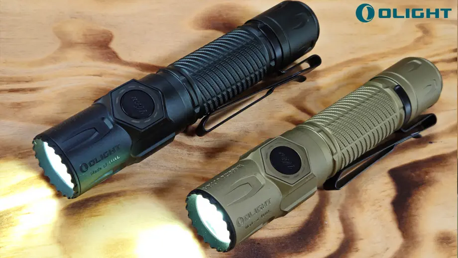 Deux lampes de poche tactiques Olight (noire et coyote) allumées sur une surface en bois.
