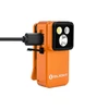 Lampe clipable Olight orange en cours de charge USB sur fond blanc