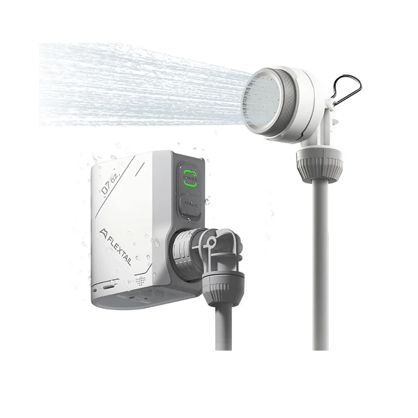 Douche de camping portable Flextail blanche avec pompe électrique étanche et pommeau diffusant un jet d'eau intense