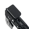Bouton de déverrouillage de chargeur surdimensionné et quadrillé noir pour pistolet de sport.