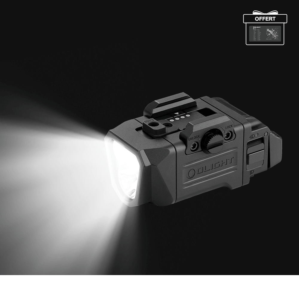 Lampe tactique Olight noire allumée projetant un faisceau de lumière blanche intense sur fond sombre