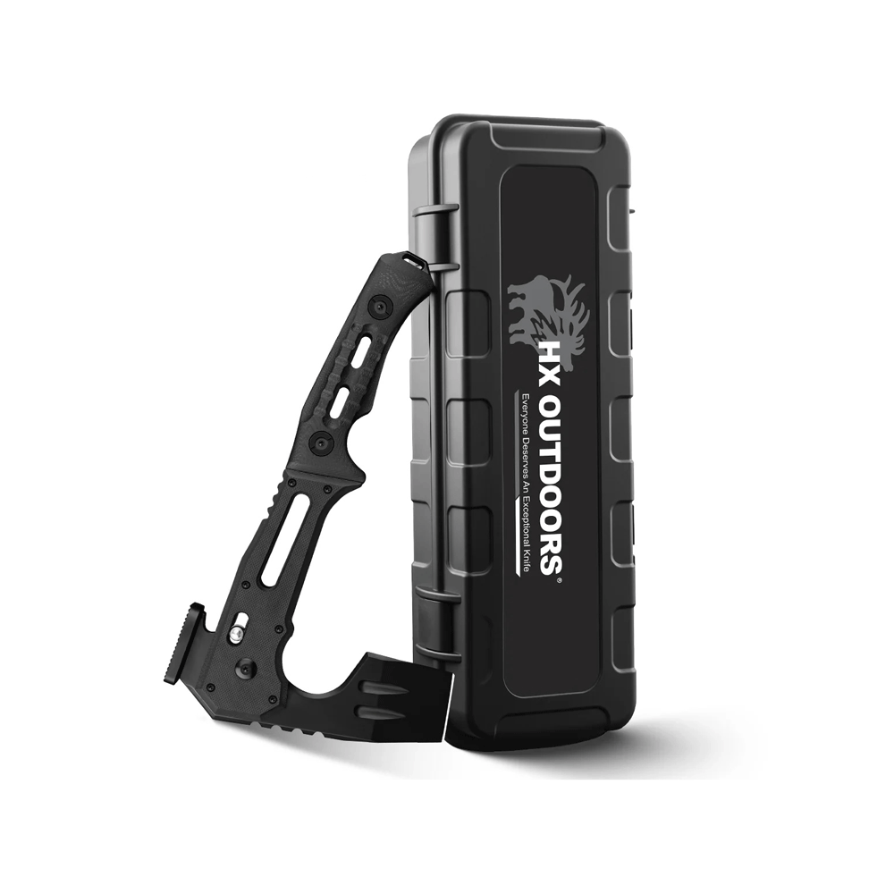 Hachette de survie tactique noire HX OUTDOORS avec son étui de transport rigide protecteur sur fond blanc