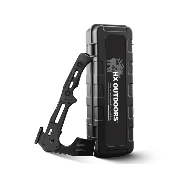 Hachette de survie tactique noire HX OUTDOORS avec son étui de transport rigide protecteur sur fond blanc