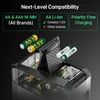Olight piles AAA Ni-MH vertes et or dans un chargeur de batterie pour une compatibilité de charge universelle.