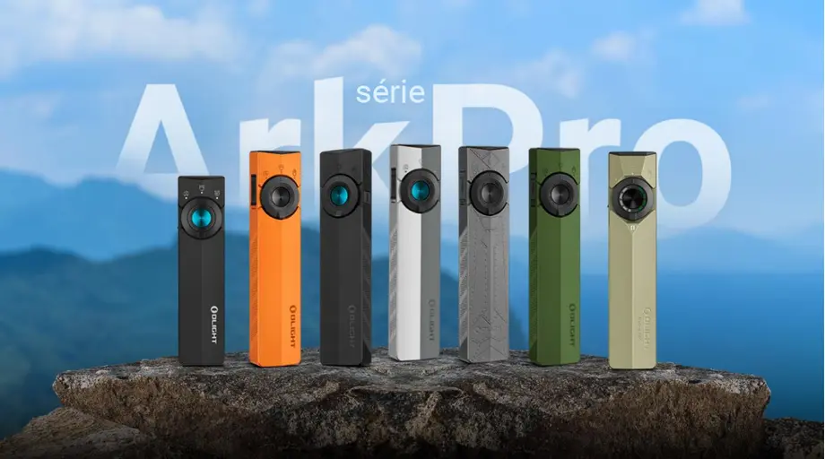 Olight ArkPro série: sept lampes torche LED multicolores sur rocher, fond montagneux.