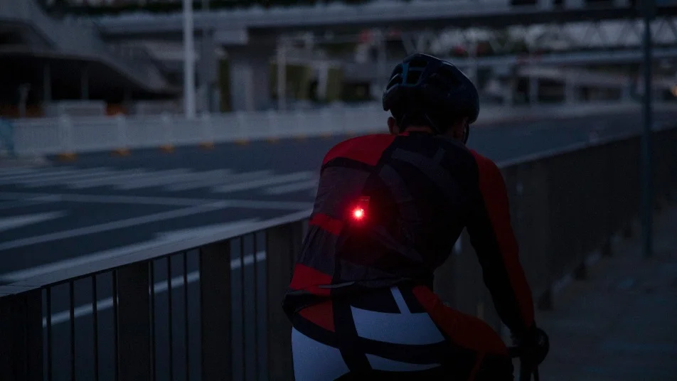 Casque vélo avec lumière : intégré ou modulaire ? Notre guide pour rouler visible en 2026