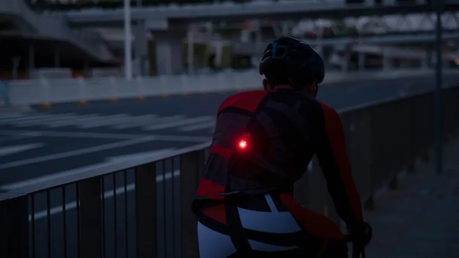 Casque vélo avec lumière : intégré ou modulaire ? Notre guide pour rouler visible en 2026