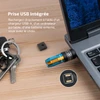 Mini lampe de poche Olight rechargeable via prise USB intégrée sur un ordinateur portable, idéale pour le quotidien.