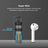 Mini lampe de poche Olight Oclip Pro bleue et orange ultra-compacte de 55mm comparée à un écouteur sans fil pour le quotidien
