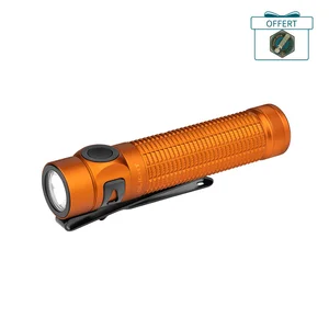 Olight Baton 4 Pro orange, vue latérale, lampe de poche EDC avec clip et interrupteur pour une utilisation quotidienne.