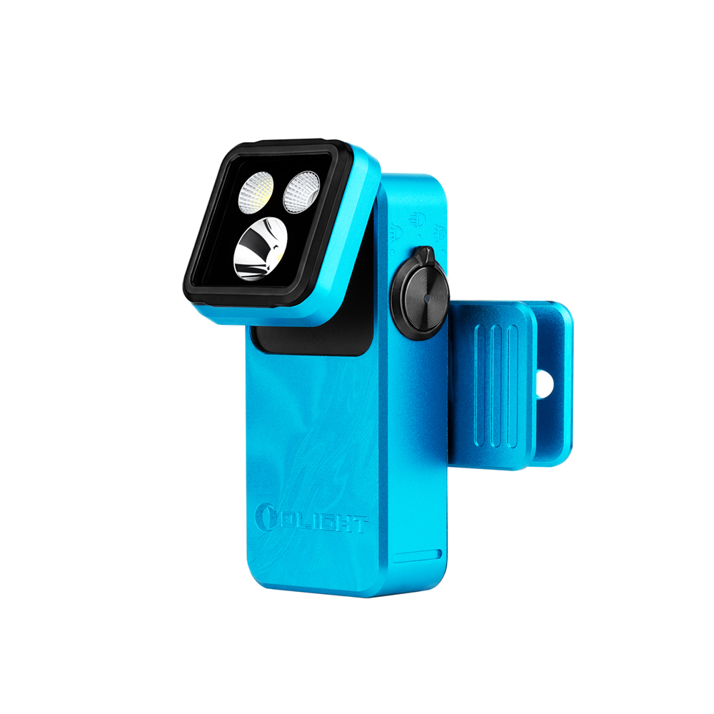 Lampe torche clip Olight bleue avec tête orientable et trois LED puissantes sur fond blanc