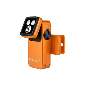 Lampe clipable Olight orange avec tête inclinable et éclairage LED puissant sur fond blanc
