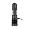 Lampe torche noire Olight rechargeant, gros plan sur le port de charge USB.