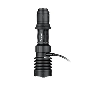 Lampe torche noire Olight rechargeant, gros plan sur le port de charge USB.