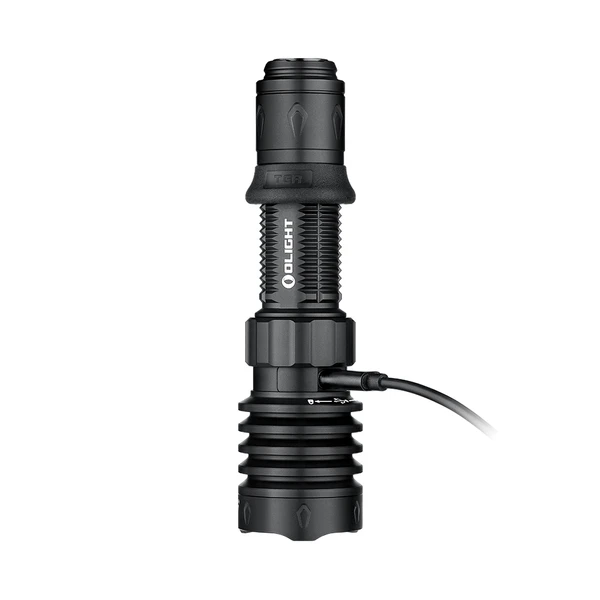 Lampe torche noire Olight rechargeant, gros plan sur le port de charge USB.