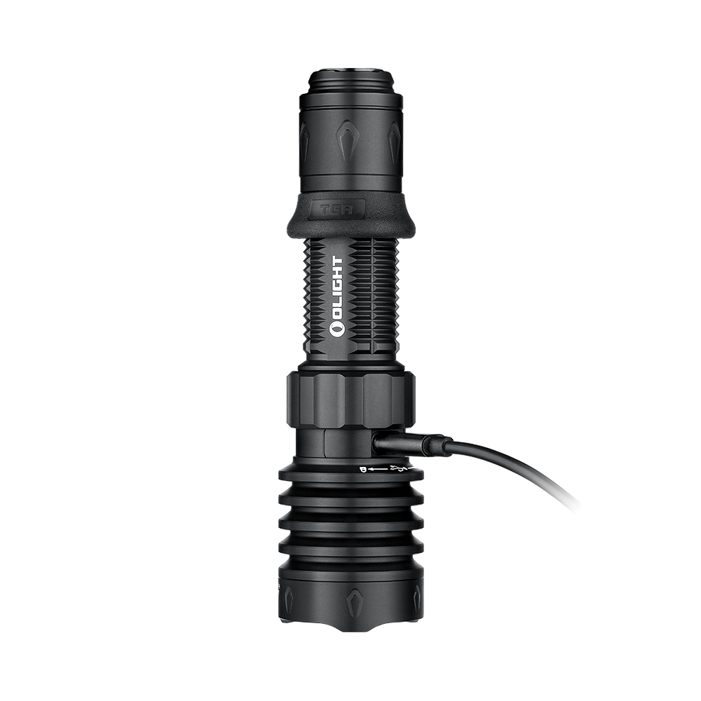 Lampe torche noire Olight rechargeant, gros plan sur le port de charge USB.