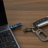 Mini-lampe de poche Olight iMini 2, porte-clés et clé de voiture sur un ordinateur portable