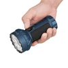 Olight MARAUDER MINI bleu nuit en main, contrôle de luminosité pour éclairage extérieur puissant.