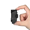 Main Olight à l'échelle tenant une lampe de poche de pistolet compacte noire