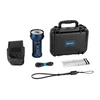 Kit lampe de poche Olight bleue Marauder 2 avec mallette de transport rigide, étui, câble de charge et dragonne.