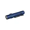 Lampe de poche Olight Warrior Ultra bleue vue latérale avec clip de poche pour l'éclairage tactique et extérieur.