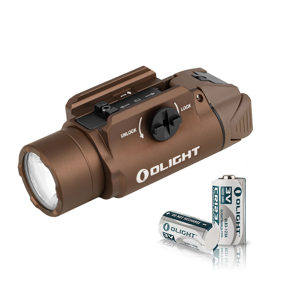 Lampe tactique Olight marron avec deux piles CR123A sur fond blanc