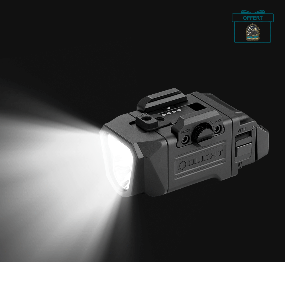 Lampe tactique Olight noire allumée sur fond sombre avec un faisceau de lumière blanche intense.