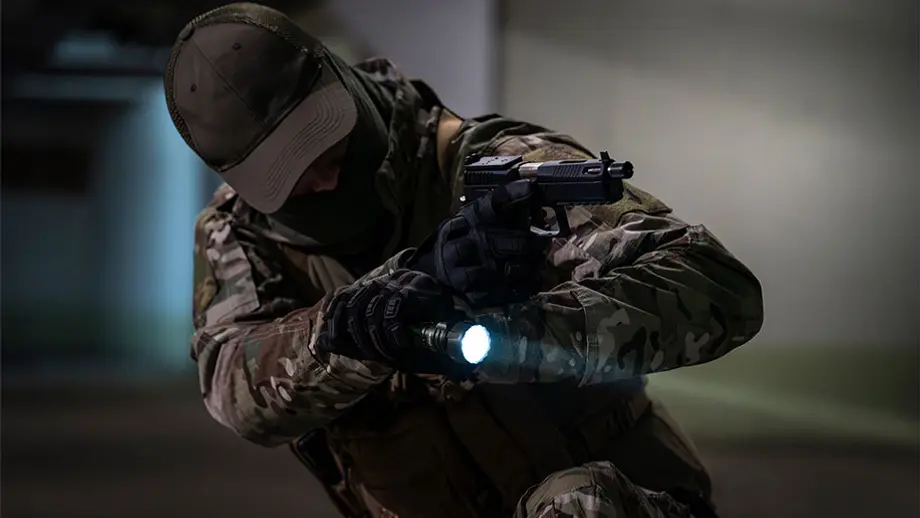 5 points à considérer avant d'acheter une lampe tactique police