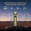 Lampe torche Olight Seeker Ultra beige sur roche avec autonomie de batterie longue durée pour le camping nocturne