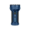 Lampe torche puissante Olight bleue avec écran LED et poignée antidérapante sur fond blanc