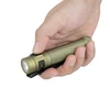 Olight Baton Ultra lampe de poche vert militaire dans une main, texture pour usage extérieur et quotidien.