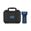 Lampe torche puissante Olight bleue avec sa mallette de transport rigide noire sur fond blanc.