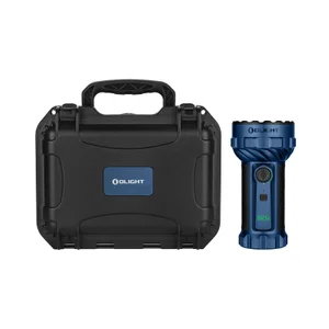 Lampe torche puissante Olight bleue avec sa mallette de transport rigide noire sur fond blanc.
