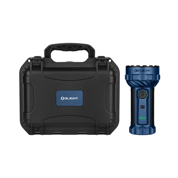 Lampe torche puissante Olight bleue avec sa mallette de transport rigide noire sur fond blanc.