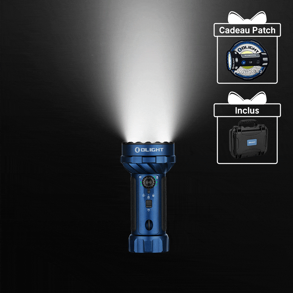 Olight Marauder Mini 2 bleue avec faisceau lumineux et patch inclus pour une utilisation en extérieur ou d'urgence.
