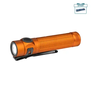 Olight Baton 4 Pro orange, vue latérale, lampe de poche EDC avec clip et interrupteur pour une utilisation quotidienne.
