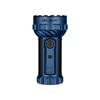 Lampe torche puissante Olight bleue avec écran d'affichage et molette de réglage sur fond blanc