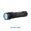 Lampe de poche noire Olight Seeker 4 Pro vue latérale avec poignée texturée pour une utilisation quotidienne et les activités de plein air.