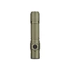 Olight lampe de poche Warrior Ultra couleur kaki vue latérale avec texture antidérapante pour la chasse, le camping et l'EDC.