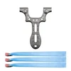 Lance-pierre de précision en métal gris HX Outdoors avec trois élastiques plats bleus de rechange sur fond blanc