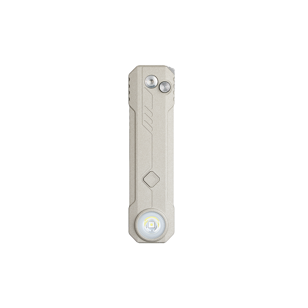 Lampe torche EDC plate en titane sablé avec bouton et lentille LED, design compact de poche sur fond noir.