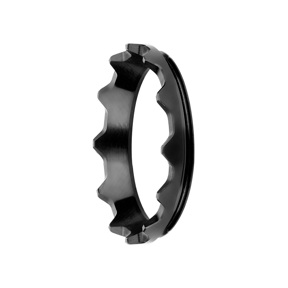 Bague d'adaptation noire dentelée pour objectif d'appareil photo sur fond blanc