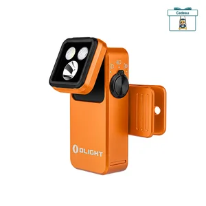 Lampe clipable orange Olight avec tête orientable et trois LED sur fond blanc