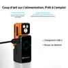 Lampe de poche Olight orange sur station de charge USB-C avec indicateur de niveau de batterie LED vert.