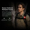 Homme portant un sac à dos équipé d'une lampe de signalisation de sécurité rouge Olight active de nuit.
