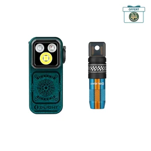 Mini lampe de poche Olight verte gravée et petit accessoire cylindrique bleu et orange sur fond blanc