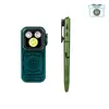 Lampe torche de poche Olight verte et stylo tactique assorti sur fond blanc
