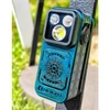 Mini lampe clip Olight Oclip Pro S bleue gravée fixée sur un support métallique pour le camping et le quotidien